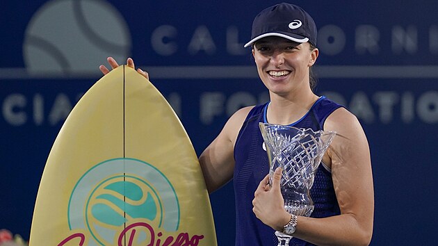 Polsk tenistka Iga wiatekov pzuje s trofej pro vtzku turnaje v San Diegu.