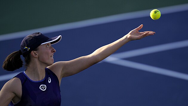 Polsk tenistka Iga wiatekov si nadhazuje m na servis ve finle turnaje v...