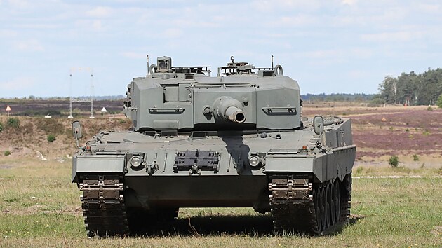Tank Leopard 2 A4 pro eskou armdu