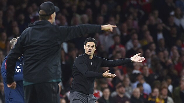 Trenr fotbalist Arsenalu Mikel Arteta v prbhu domcho utkn proti Liverpoolu.