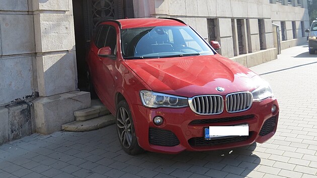 Automobil BMW zen 82letm muem skonil po couvn ve vchodu banky v centru Ostravy. (12. jna 2022)