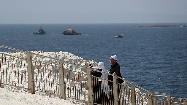 Izraelsk pr se koch vhledem na Stedozemn moe, zatmco tam pluj izraelsk lod. Snmek pochz ze severu zem, nedaleko hranic s Libanonem. (4. kvtna 2021)