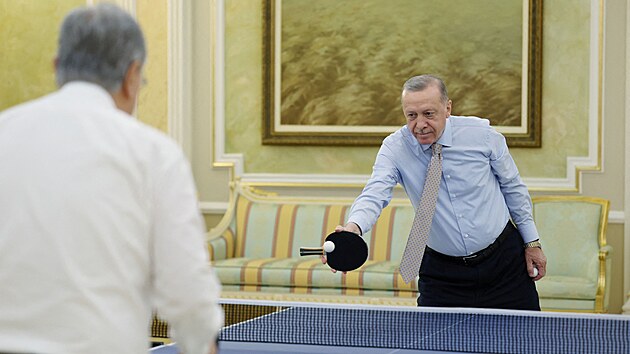 Tureck prezident Recep Tayyip Erdogan si bhem summitu v Astan zahrl ping pong a kazachstnskm prezidentem Kasymem-omartem Tokajevem. (12. jna 2022)