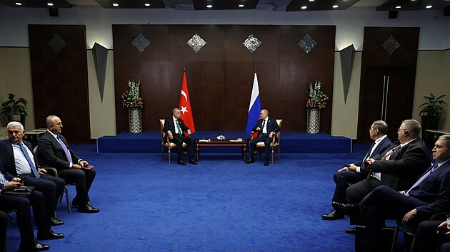 Tureck prezident Recep Tayyip Erdogan se bhem summitu v Astan seel s ruskm prezidentem Vladimirem Putinem. (13. jna 2022)