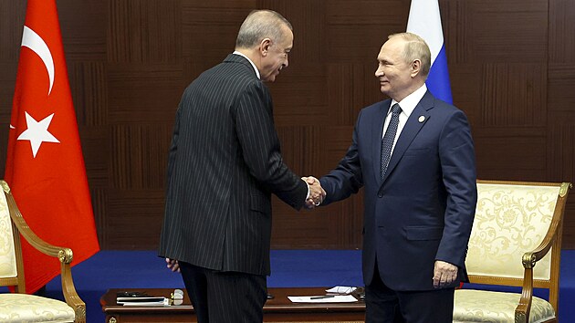 Tureck prezident Recep Tayyip Erdogan se bhem summitu v Astan seel s ruskm prezidentem Vladimirem Putinem. (13. jna 2022)