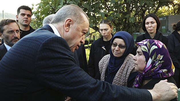 Tureck prezident Recep Tayyip Erdogan utuje pbuzn hornk, kte zemeli pi dlnm netst v Amase na severu Turecka. (15. jna 2022)