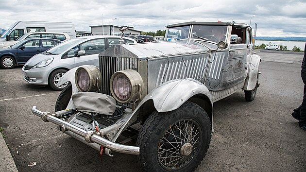 Toto je opravdov Rolls Royce a jet ktomu star 80 let, s nm se majitel vydal na cestu kolem svta. Zaal  zcela sprvn  na Islandu. Kde tak jinde, e? A hrd si na kapotu napsal: 80000 km 80 let starm autem! Bh ho ochrauj.
