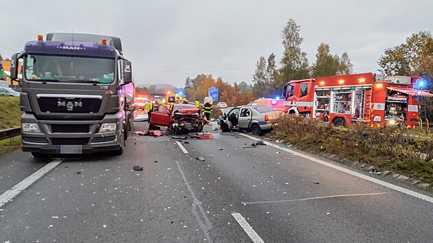 V�n� nehoda dvou osobn�ch a n�kladn�ho auta na silnice R35 z Chrastavy do Liberce.