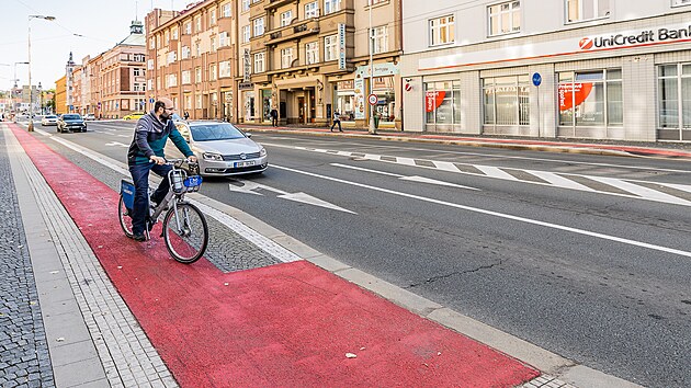 Redaktor MF DNES Tom Hejtmnek vyzkouel nebezpen sek cyklostezky na Gorov td v Hradci Krlov, kde mus cyklist sjet na silnici mezi auta.