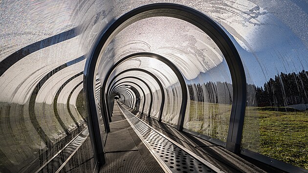 Na sjezdovce v Peci pod Sn�kou �ek� na ly�a�e a snowboardisty novinka - tunel s poj�zdn�m kobercem. (12. ��jna 2022)