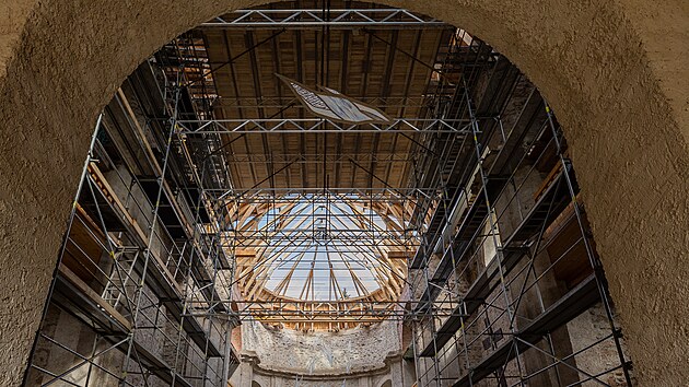 Prosklen stecha poutnho kostela v Neratov v Orlickch horch prochz rekonstrukc. (7. 10. 2022)