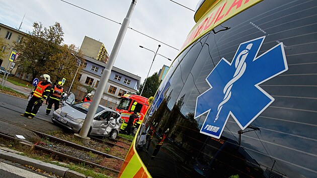 Podle policejn mluv Kateiny Kubzov pravdpodobn nedal automobil tramvaji pednost v jzd. (16. jna 2022)