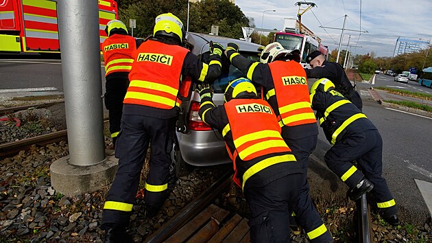 Jednotky odtlaily havarovan automobil do odstavnho pruhu. (16. jna 2022)