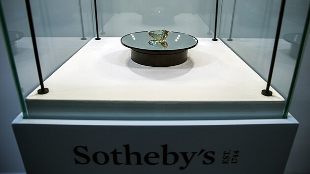 Nejvt bezvadn diamant Golden Canary neboli Zlat kanr je vystaven v galerii Sothebys Dubai. (17. jna 2022)