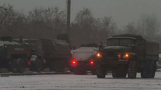 Rusk bojov vozidla po pjezdu na cvien v Blorusku. (24. ledna 2022)