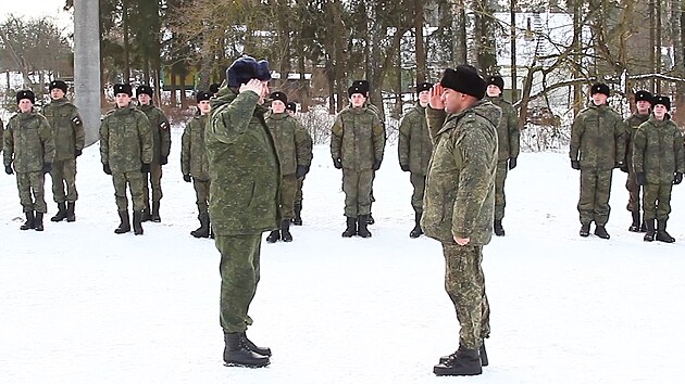 Rut vojci pi nstupu po pjezdu na cvien v Blorusku (24. ledna 2022)