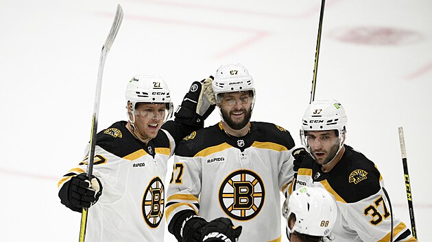 Hokejist Bostonu oslavuj vstelenou branku v prvnm zpase nov sezony NHL proti Washingtonu.