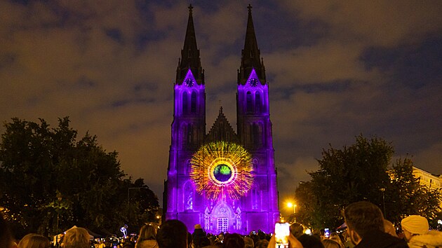 Videomapping francouzských umlc na Baziliku sv. Ludmily v Praze bavil...