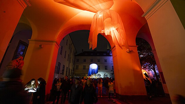 Instalace Pavly Beranové a Terezy Bartůňkové nazvaná Krajina levitace na nádvoří pražského Klementina.