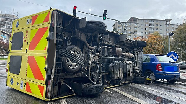 Osobní auto nedalo na křižovatce v Českých Budějovicích přednost sanitce, záchranářské vozidlo se převrátilo na bok. (15. 10. 2022)