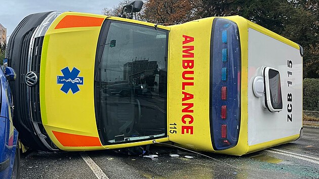 Osobní auto nedalo na křižovatce v Českých Budějovicích přednost sanitce, záchranářské vozidlo se převrátilo na bok. (15. 10. 2022)