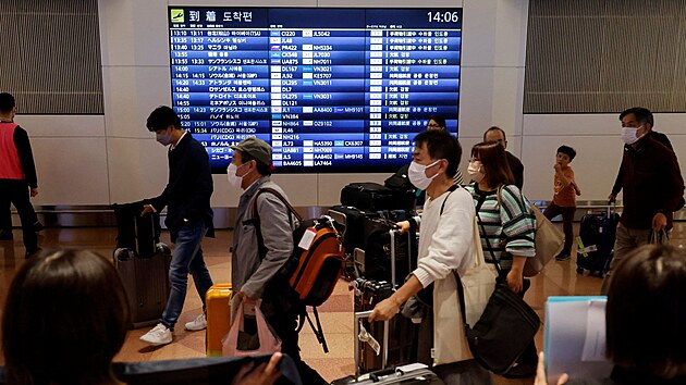 Zahranin turist na letiti v Tokiu pot, co se zem po skonen covidov uzvry naplno otevela. (11. jna 2022)