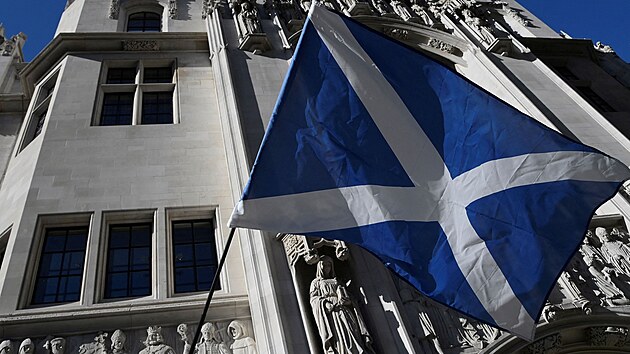 Lid podporujc referendum u nejvyho britskho soudu vyvsili vlajky. (11. jna 2022)