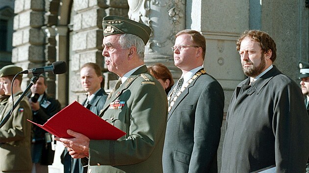 Armdn generl Karel Pezl pednesl projev u pleitosti vstupu esk republiky do NATO. (12. bezna 1999)