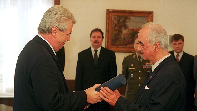 V roce 2002 pevzal Karel Pezl cenu Jaroslava Jandy za vznamn pnos k esk bezpenostn politice. (18. bezna 2002)