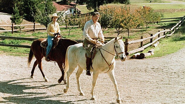 Americk prezident Ronald Reagan se svou enou Nancy na rani v Santa Barbae (25. listopadu 1982)