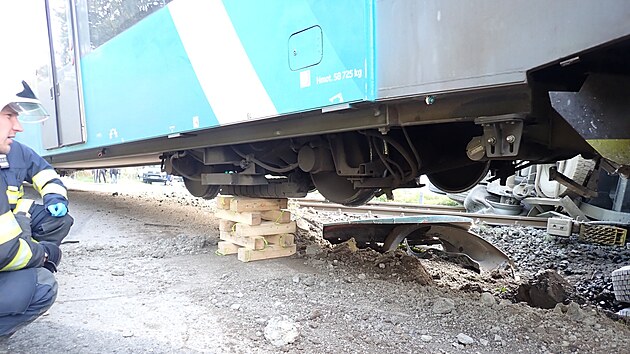 Na pejezdu u Valaskho Mezi se srazil osobn vlak s nkladnm autem. Pi nehod se lehce zranilo pt lid (11.jen 2022)