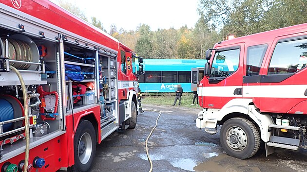 Na pejezdu u Valaskho Mezi se srazil osobn vlak s nkladnm autem. Pi nehod se lehce zranilo pt lid (11.jen 2022)
