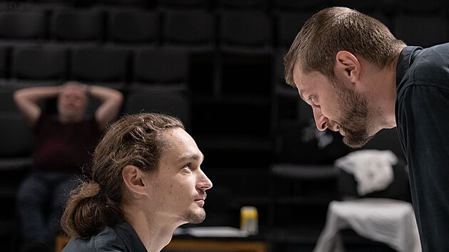 Marek P��kazsk� a Adam Ko��n b�hem zkou�ky Shakespearovy Bou�e, jej� premi�ru chyst� zl�nsk� divadlo na 18. ��jna (��jen 2022)