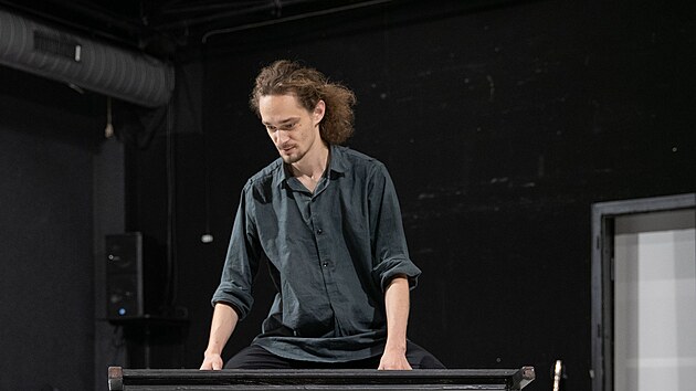 Milena Gorsk� a Adam Ko��n b�hem zkou�ky Shakespearovy Bou�e, jej� premi�ru chyst� zl�nsk� divadlo na 18. ��jna (��jen 2022)