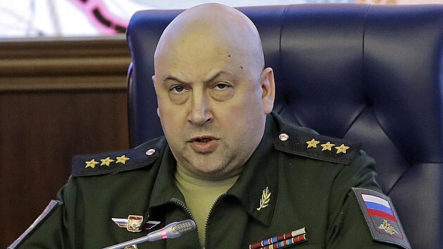 Dosavadn velitel Jinho vojenskho okruhu a velitel ruskch vzdunch a kosmickch sil Sergej Surovikin (erven 2017)