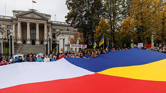 Lidé ped ruským velvyslanectvím ve Varav drí spolenou vlajku Ukrajiny a...