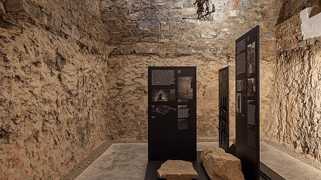 Minimalistick� grafika umo��uje n�v�t�vn�k�m dozv�d�t se v�e o samotn�ch osudech hradu a lid�, kte�� st�li za jeho stavebn�mi �pravami.