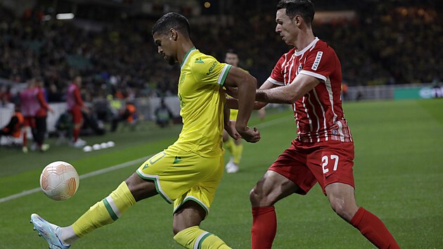 Ludovic Blas (vlevo) z Nantes v souboji s Nicolasem Hflerem z Freiburgu.