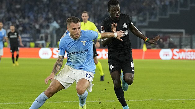 Ciro Immobile (vlevo) z Lazia m v souboji s  Amadou Dantem ze trskho Hradce.