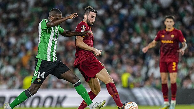 William Carvalho (vlevo) z Betisu Sevilla v souboji s Bryanem Cristantem z AS m.