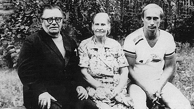 Vladimir Putin (vpravo) a jeho rodiče Vladimir Spiridonovič a Maria Ivanovna na snímku z roku 1985.