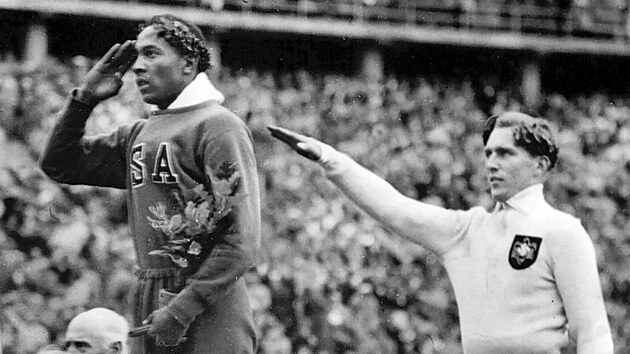 Americký atlet Jesse Owens (uprostřed) jako vítěz skoku do dálky na olympiádě v...