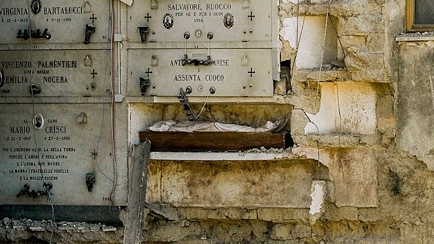 V jihoitalsk Neapoli se ztila hbitovn mramorov stavba s nejmn deseti uloenmi rakvemi. (18. jna 2022)