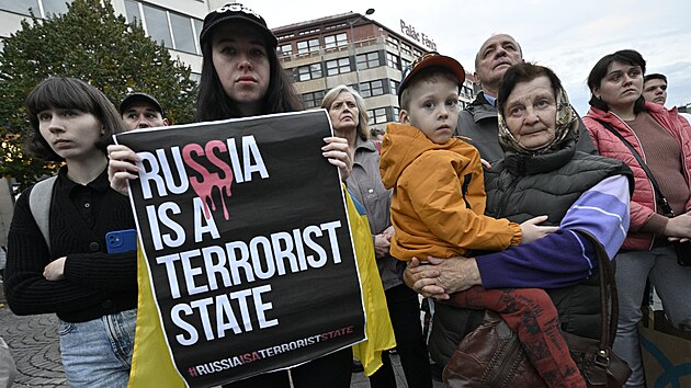 Na Vclavskm nmst se konal protest proti ruskmu bombardovn ukrajinskch mst. Akci organizovaly Hlas Ukrajiny a Obansk rozcestnk. (10. jna 2022)
