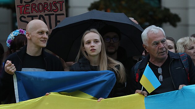 Na Vclavskm nmst se konal protest proti ruskmu bombardovn ukrajinskch mst. Akci organizovaly Hlas Ukrajiny a Obansk rozcestnk. (10. jna 2022)