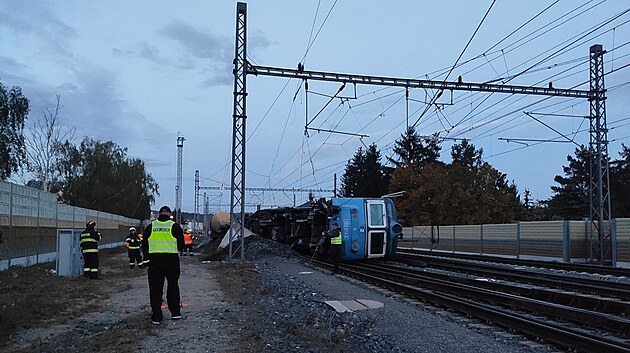 V Poanech vykolejil nkladn vlak. Lokomotiva a dv cisterny zstaly leet na boku. (10. jna 2022)