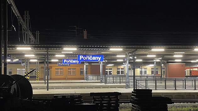 Hasii a policist zasahuj v Poanech u vykolejenho nkladnho vlaku. (10. jna 2022)