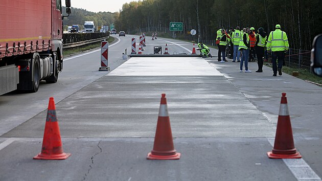 Dlnci opravuj betonov povrch dlnice D5 u Nan na Plzesku. (12. 10. 2022)