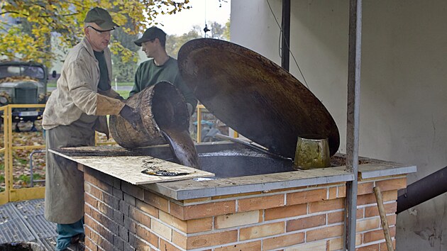 Bedn��i z Plze�sk�ho Prazdroje smolili velk� le��ck� sudy. (18. 10. 2022)