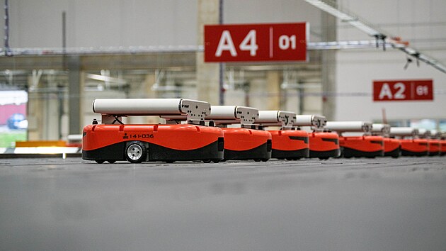 PackMani jsou AGV vozky, kter uvezou zsilky s hmotnost a patnct kilogram.